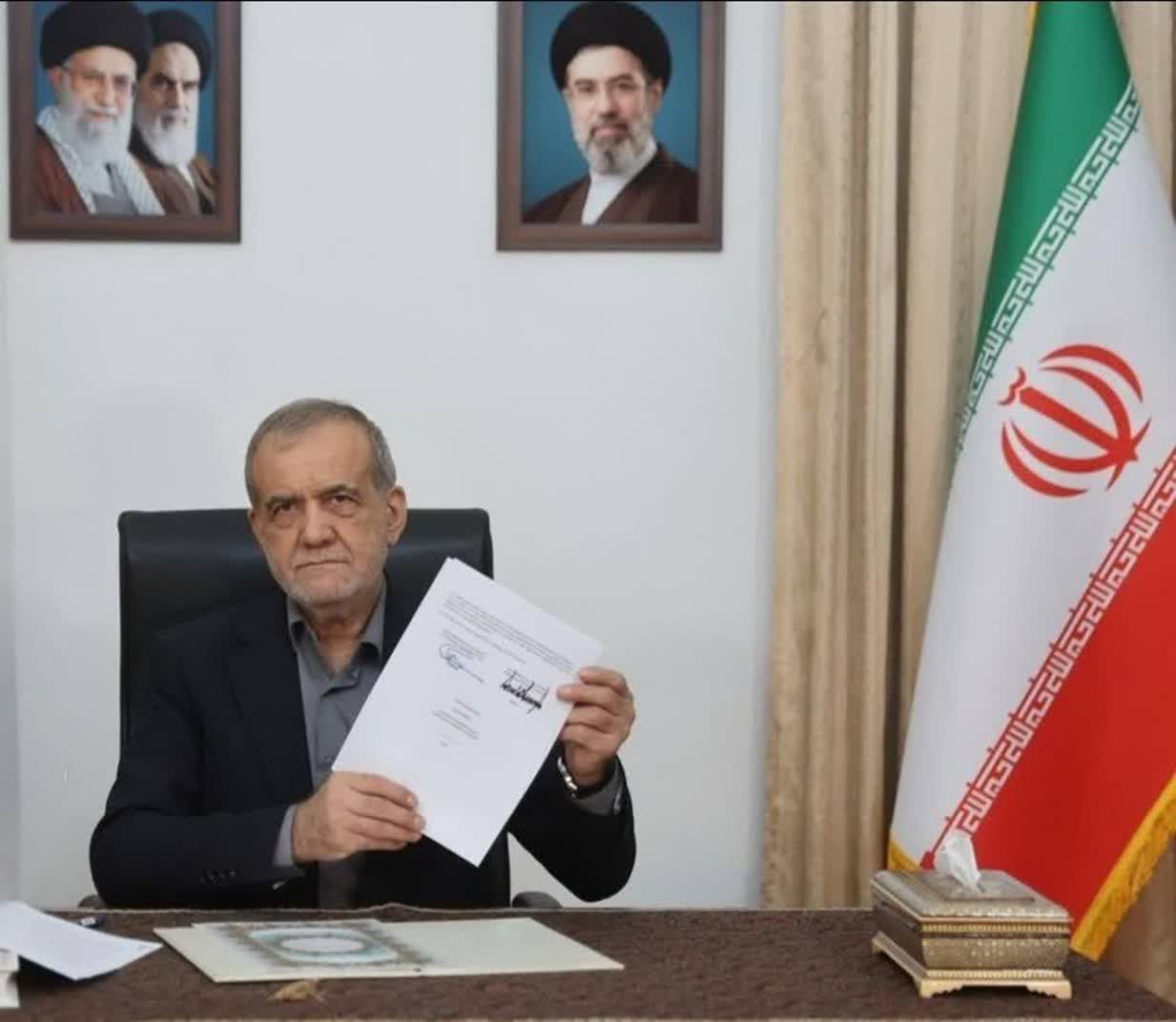 امضای تفاهمنامه آغاز مذاکرات که در کاخ ورسای و تهران انجام شد