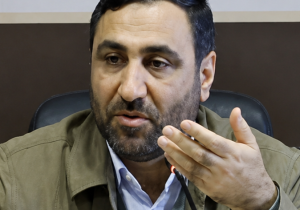 هادی ابراهیمی کیاپی: سقوطِ دلالِ خون؛ از کلاه‌های مضحکِ پهلوی تا آتشِ انتقامِ میناب!