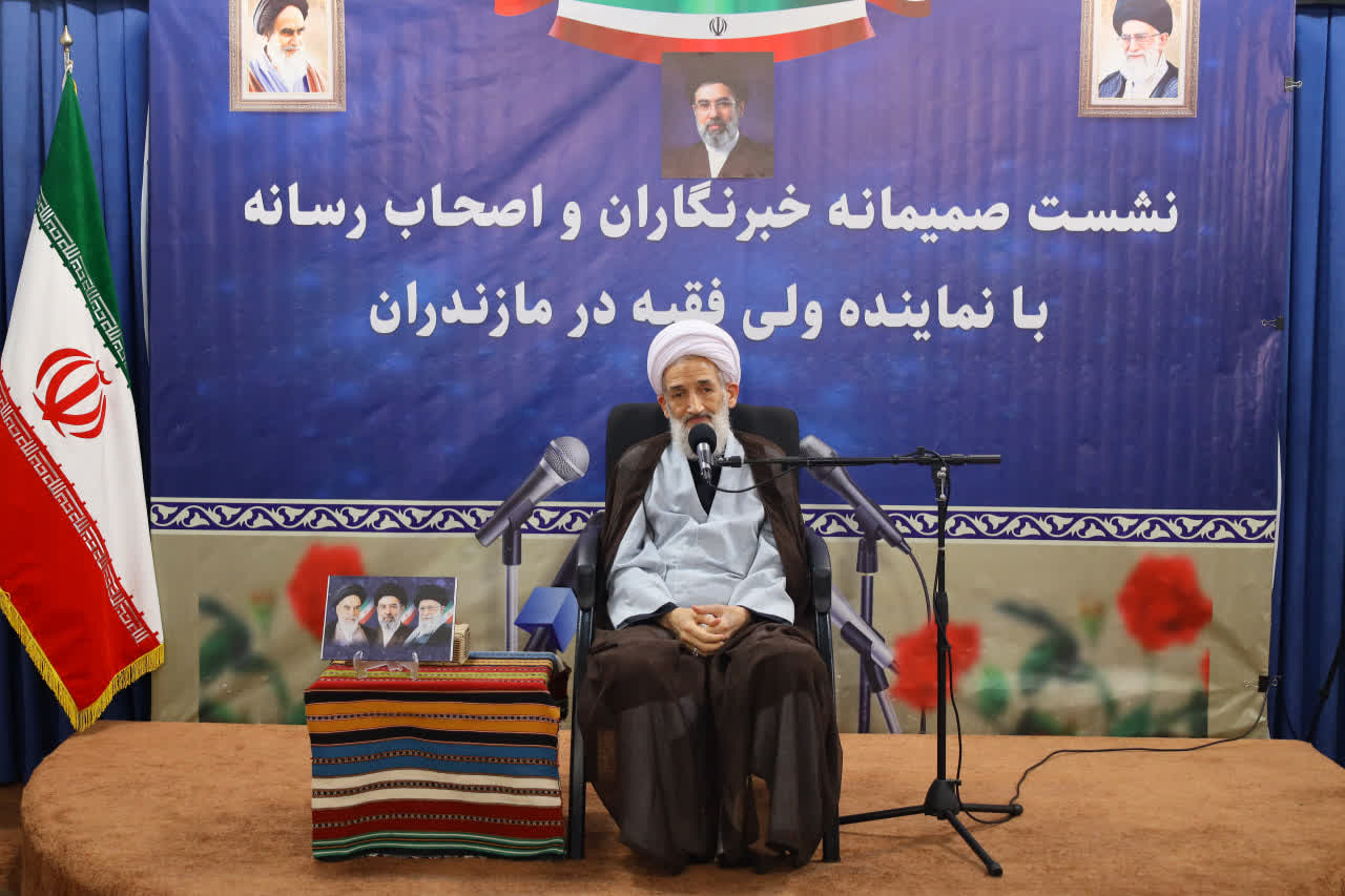 آیت‌الله محمدی لائینی: خبرنگاران در خط مقدم جنگ رسانه‌ای قرار دارند
